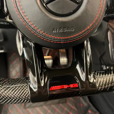 벤츠X156 GLA45AMG AMG핸들 카본D컷 LED퍼포먼스 디자인 으로 교체작업을 하였습니다 / 서울 용산 중구