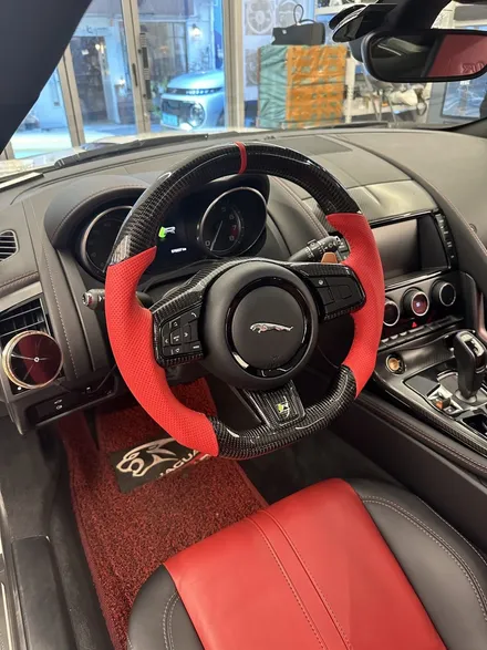 [올인게러지] 재규어 F-TYPE 5.0 15년식 레드색상의 카본D컷 뼈대 교체로 밋밋한 순정 핸들은 안녕 / 서울 용산 도원동