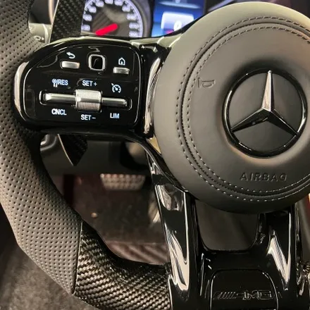 벤츠 W205 C63AMG 벤츠 AMG카본핸들 디자인 변경으로 실내 분위기를 살렸습니다. / 서울 용산 중구