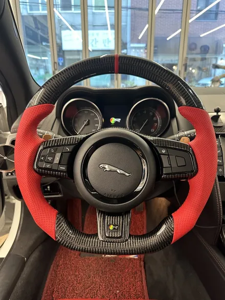 [올인게러지] 재규어 F-TYPE 5.0 15년식 레드색상의 카본D컷 뼈대 교체로 밋밋한 순정 핸들은 안녕 / 서울 용산 도원동