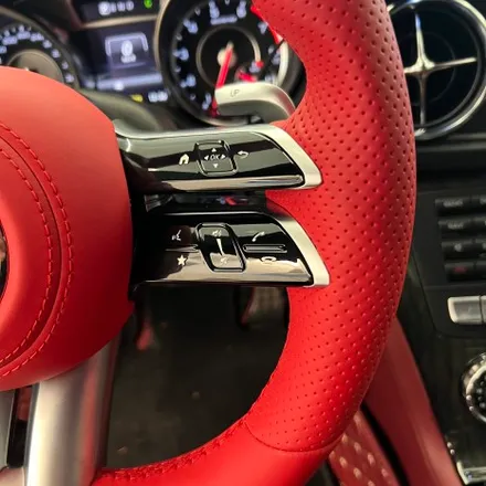 벤츠 R231 SL63AMG  22 벤츠최신형 잠자리AMG핸들로 교체시공을 하였습니다 / 서울 용산 중구