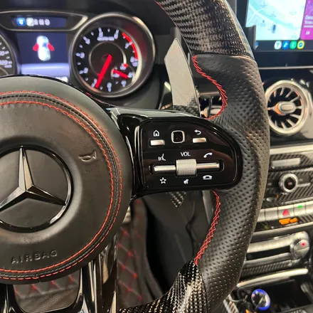 벤츠X156 GLA45AMG AMG핸들 카본D컷 LED퍼포먼스 디자인 으로 교체작업을 하였습니다 / 서울 용산 중구