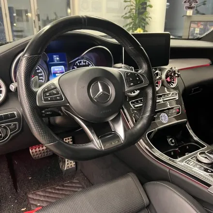 벤츠 W205 C63AMG 벤츠 AMG카본핸들 디자인 변경으로 실내 분위기를 살렸습니다. / 서울 용산 중구