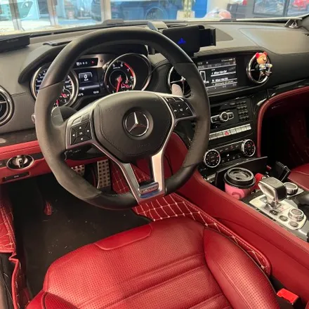 벤츠 R231 SL63AMG  22 벤츠최신형 잠자리AMG핸들로 교체시공을 하였습니다 / 서울 용산 중구