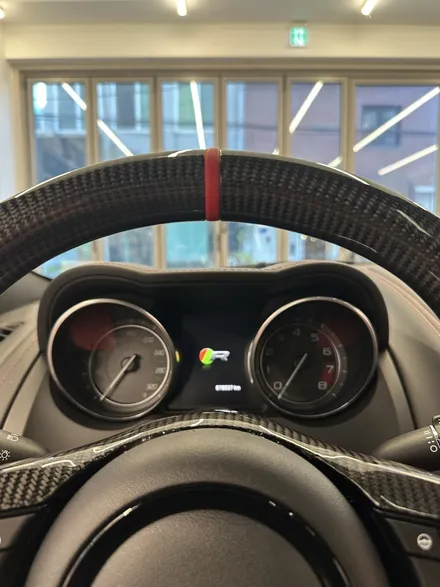 [올인게러지] 재규어 F-TYPE 5.0 15년식 레드색상의 카본D컷 뼈대 교체로 밋밋한 순정 핸들은 안녕 / 서울 용산 도원동