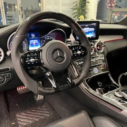 벤츠 W205 C63AMG 벤츠 AMG카본핸들 디자인 변경으로 실내 분위기를 살렸습니다. / 서울 용산 중구