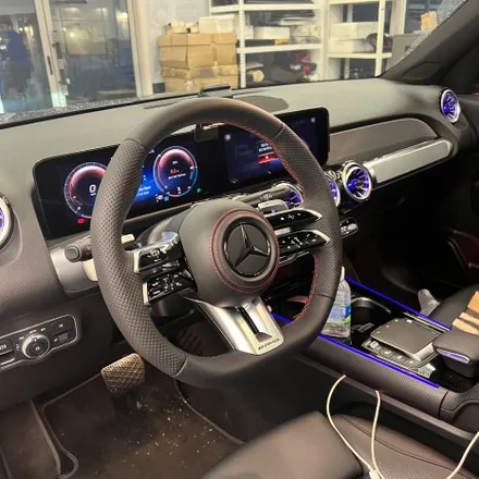 벤츠 GLB 200 AMG 잠자리핸들 교체 시공 레드스티치 ACC기능 연동 / 서울 용산 중구