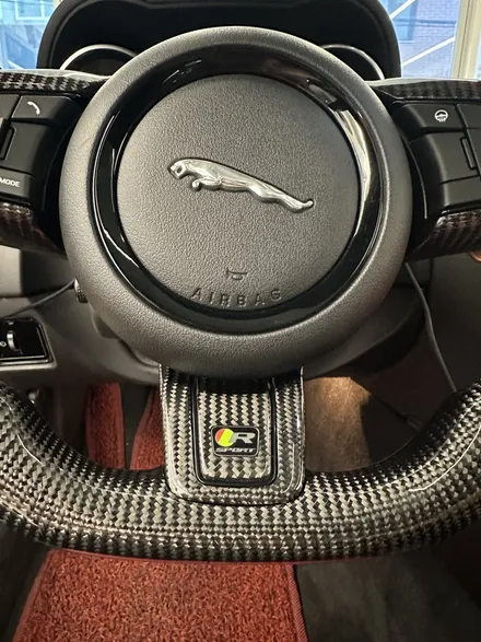 [올인게러지] 재규어 F-TYPE 5.0 15년식 레드색상의 카본D컷 뼈대 교체로 밋밋한 순정 핸들은 안녕 / 서울 용산 도원동