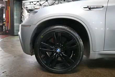 <휠웍스>bmw x6m + 휠수리 + 블랙유광 + 휠도장 +던롭타이어 + 허브스페이스 / 부산 금정구