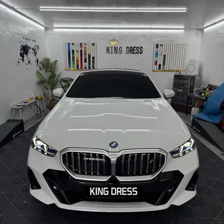 춘천랩핑 - BMW 5시리즈 i5 G60 아이코닉글로우 키드니그릴랩핑 - 킹드레스 / 춘천시 후평동