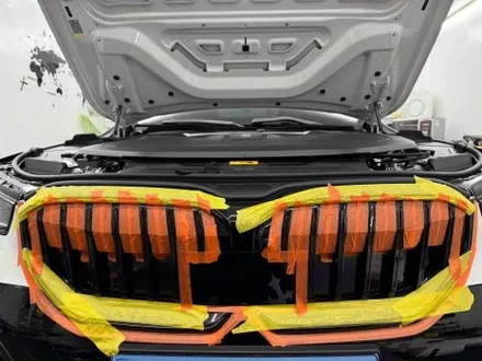 춘천랩핑 - BMW 5시리즈 i5 G60 아이코닉글로우 키드니그릴랩핑 - 킹드레스 / 춘천시 후평동