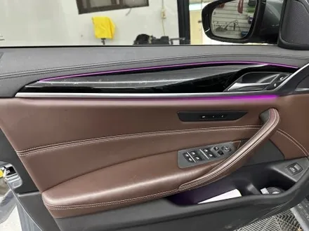 춘천실내랩핑 - BMW G30 5시리즈 실내랩핑 - 킹드레스 / 춘천시 후평동