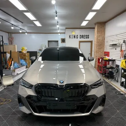 춘천BMW - BMW 5시리즈 G60 아이코닉글로우 그릴 크롬죽이기 - 킹드레스 / 춘천시 후평동