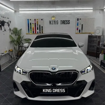 춘천랩핑 - BMW 5시리즈 i5 G60 아이코닉글로우 키드니그릴랩핑 - 킹드레스 / 춘천시 후평동