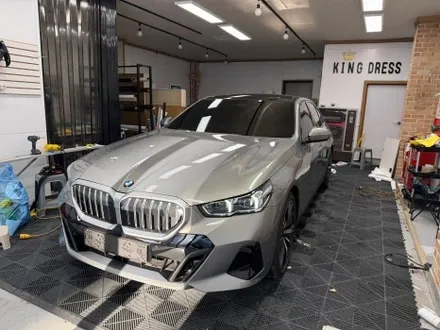 춘천BMW - BMW 5시리즈 G60 아이코닉글로우 그릴 크롬죽이기 - 킹드레스 / 춘천시 후평동