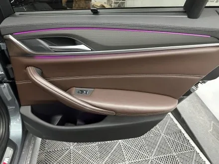 춘천실내랩핑 - BMW G30 5시리즈 실내랩핑 - 킹드레스 / 춘천시 후평동