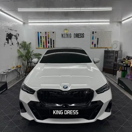 춘천랩핑 - BMW 5시리즈 i5 G60 아이코닉글로우 키드니그릴랩핑 - 킹드레스 / 춘천시 후평동