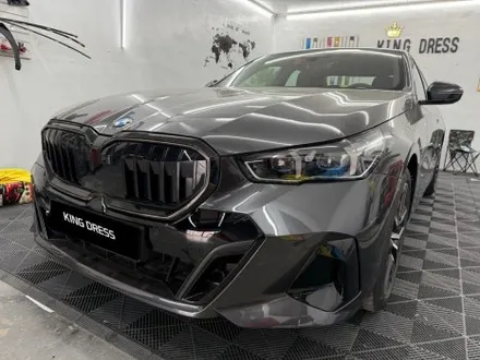 춘천그릴랩핑 - BMW 5시리즈 G60 아이코닉글로우 크롬죽이기 - 킹드레스 / 춘천시 후평동