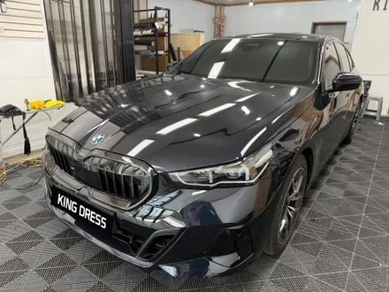 춘천랩핑샵 - BMW 5시리즈 G60 아이코닉글로우 크롬죽이기 랩핑 - 킹드레스 / 춘천시 후평동