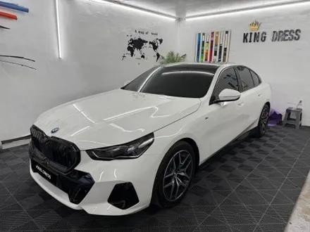 춘천랩핑 - BMW 5시리즈 i5 G60 아이코닉글로우 키드니그릴랩핑 - 킹드레스 / 춘천시 후평동
