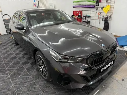 춘천그릴랩핑 - BMW 5시리즈 G60 아이코닉글로우 크롬죽이기 - 킹드레스 / 춘천시 후평동