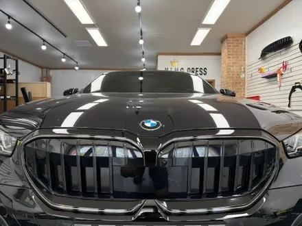 춘천랩핑샵 - BMW 5시리즈 G60 아이코닉글로우 크롬죽이기 랩핑 - 킹드레스 / 춘천시 후평동