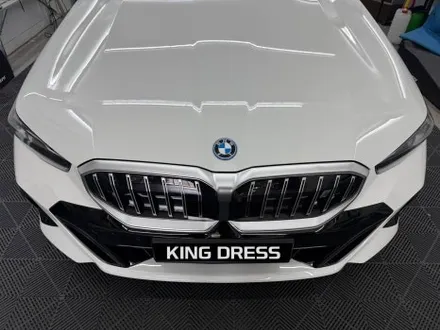 춘천랩핑 - BMW 5시리즈 i5 G60 아이코닉글로우 키드니그릴랩핑 - 킹드레스 / 춘천시 후평동