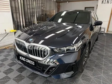 춘천랩핑샵 - BMW 5시리즈 G60 아이코닉글로우 크롬죽이기 랩핑 - 킹드레스 / 춘천시 후평동