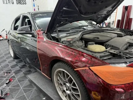 춘천고광택전체랩핑 - BMW 3시리즈 F30 레드포지드카본 전체랩핑 - 킹드레스 / 춘천시 후평동