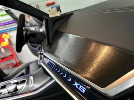 춘천실내랩핑 - BMW X5 G05 lci 실내 브러쉬블랙 랩핑 - 킹드레스 / 춘천시 후평동