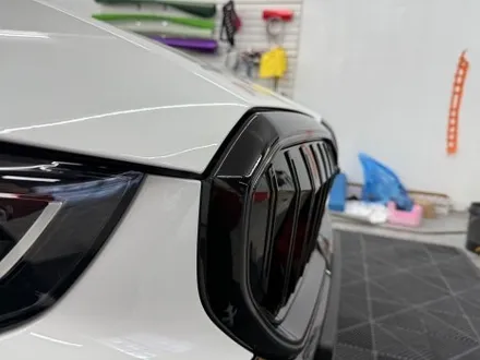 춘천랩핑 - BMW 5시리즈 i5 G60 아이코닉글로우 키드니그릴랩핑 - 킹드레스 / 춘천시 후평동