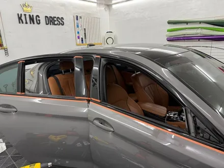 춘천루프스킨.크롬죽이기 - BMW 5시리즈 G30 루프스킨.윈도우몰딩 크롬죽이기 제거 재시공 - 킹드레스 / 춘천시 후평동