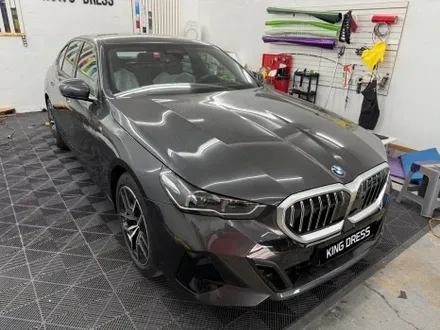 춘천그릴랩핑 - BMW 5시리즈 G60 아이코닉글로우 크롬죽이기 - 킹드레스 / 춘천시 후평동