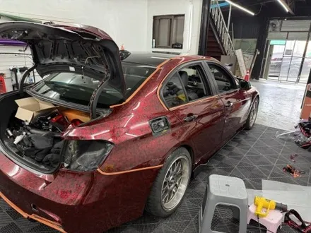 춘천고광택전체랩핑 - BMW 3시리즈 F30 레드포지드카본 전체랩핑 - 킹드레스 / 춘천시 후평동