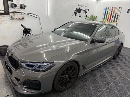 춘천루프스킨.크롬죽이기 - BMW 5시리즈 G30 루프스킨.윈도우몰딩 크롬죽이기 제거 재시공 - 킹드레스 / 춘천시 후평동