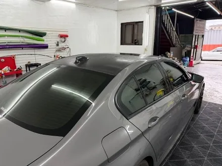 춘천루프스킨.크롬죽이기 - BMW 5시리즈 G30 루프스킨.윈도우몰딩 크롬죽이기 제거 재시공 - 킹드레스 / 춘천시 후평동