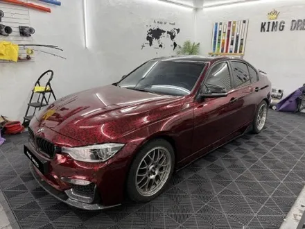 춘천고광택전체랩핑 - BMW 3시리즈 F30 레드포지드카본 전체랩핑 - 킹드레스 / 춘천시 후평동