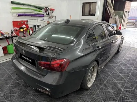 춘천고광택전체랩핑 - BMW 3시리즈 F30 레드포지드카본 전체랩핑 - 킹드레스 / 춘천시 후평동