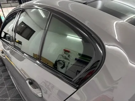 춘천루프스킨.크롬죽이기 - BMW 5시리즈 G30 루프스킨.윈도우몰딩 크롬죽이기 제거 재시공 - 킹드레스 / 춘천시 후평동