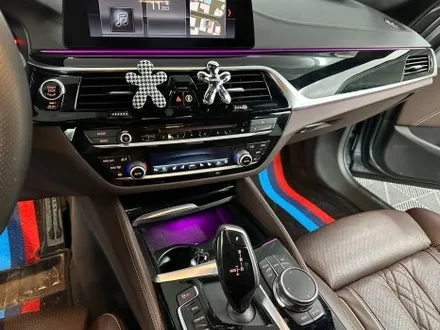 춘천실내랩핑 - BMW G30 5시리즈 실내랩핑 - 킹드레스 / 춘천시 후평동