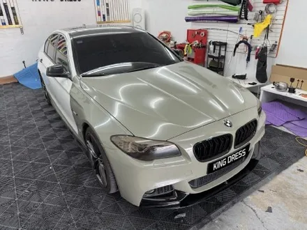 춘천전체랩핑 - BMW F10 5시리즈 사고수리 전체랩핑제거 전체랩핑시공 - 킹드레스 / 춘천시 후평동