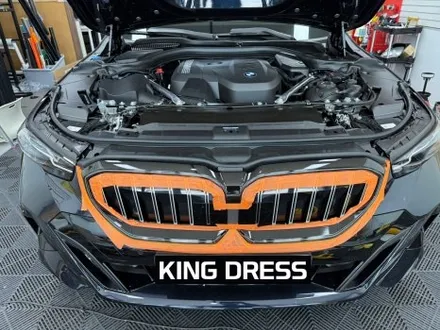 춘천랩핑샵 - BMW 5시리즈 G60 아이코닉글로우 크롬죽이기 랩핑 - 킹드레스 / 춘천시 후평동