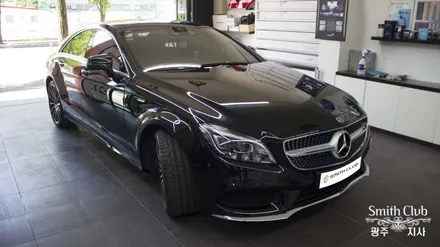광주 최초 벤츠 CLS 250d 순정 엠비언트 튜닝!!! 엠비언트 라이트의 밝기와 다양한 색상이 구현되는 RGB엠비언트 및 아이나비 X1 큐브 매립 완료 [스미스클럽 광주지사]