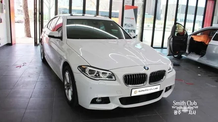 2015년식 BMW 520D 한층 밝아진 실내 엠비언트 라이트를 느껴보아요 [스미스클럽 광주지사]