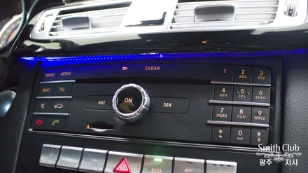 광주 최초 벤츠 CLS 250d 순정 엠비언트 튜닝!!! 엠비언트 라이트의 밝기와 다양한 색상이 구현되는 RGB엠비언트 및 아이나비 X1 큐브 매립 완료 [스미스클럽 광주지사]