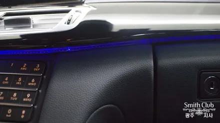광주 최초 벤츠 CLS 250d 순정 엠비언트 튜닝!!! 엠비언트 라이트의 밝기와 다양한 색상이 구현되는 RGB엠비언트 및 아이나비 X1 큐브 매립 완료 [스미스클럽 광주지사]