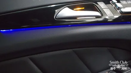 광주 최초 벤츠 CLS 250d 순정 엠비언트 튜닝!!! 엠비언트 라이트의 밝기와 다양한 색상이 구현되는 RGB엠비언트 및 아이나비 X1 큐브 매립 완료 [스미스클럽 광주지사]