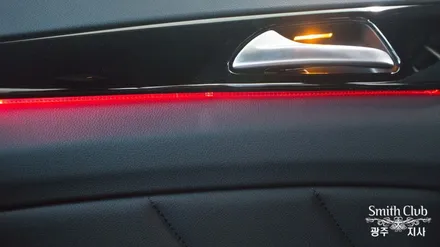 광주 최초 벤츠 CLS 250d 순정 엠비언트 튜닝!!! 엠비언트 라이트의 밝기와 다양한 색상이 구현되는 RGB엠비언트 및 아이나비 X1 큐브 매립 완료 [스미스클럽 광주지사]