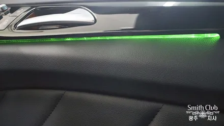 광주 최초 벤츠 CLS 250d 순정 엠비언트 튜닝!!! 엠비언트 라이트의 밝기와 다양한 색상이 구현되는 RGB엠비언트 및 아이나비 X1 큐브 매립 완료 [스미스클럽 광주지사]