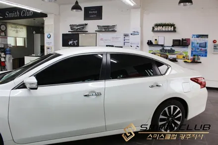 전면에 비비필름에서 새롭게 선보인 기능성 필름 X7 25%과 측후면에 X7 5% UV400 필름 시공 / 닛산 알티마에 시공하였습니다. [스미스클럽 광주지사]